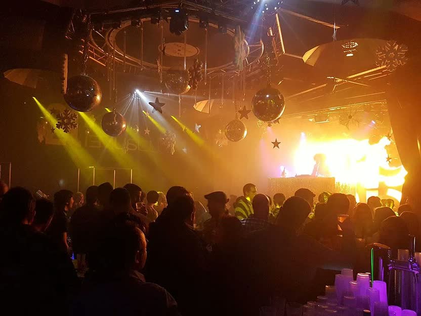 Auto con autista privato in un club nell'area di Agno di notte